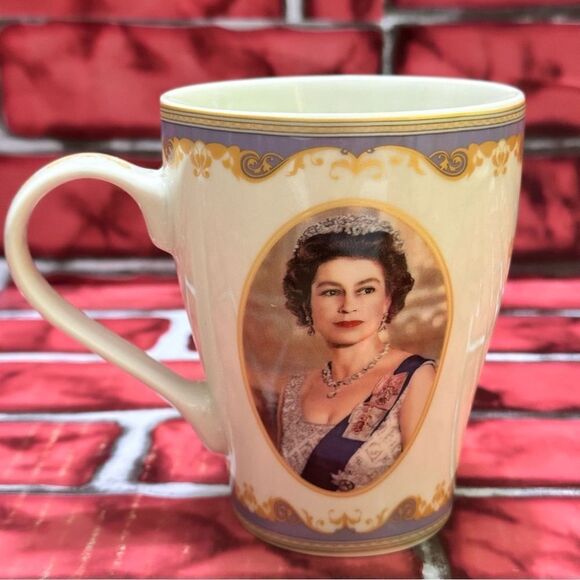 Queen Elizabeth II Commemorative Coffee Mug - Picture 9 of 9